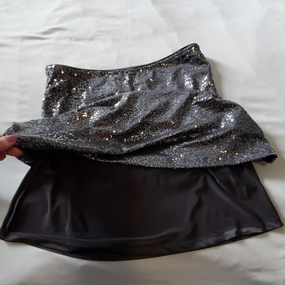 Grey sequin lined mini skirt - Picture 4 of 5